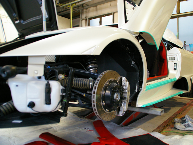 工場内には外車と国産車それぞれがスタッフによって修理されています。